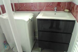 Salle de bains avec lave linge