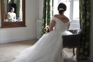 Future mariée dans la suite nuptiale