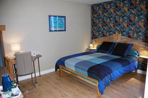 Chambre Gascogne Triple / 1 lit Queen & 1 lit simple - L'HORIZON