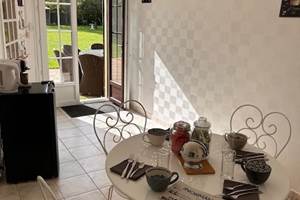 Espace privatif d'acceuil donnant accès aux chambres