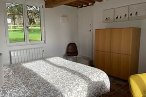 Depuis la suite Sous le cedre, vue apaisante sur le verger voisin