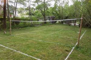 Le terrain de badminton au cadre unique...