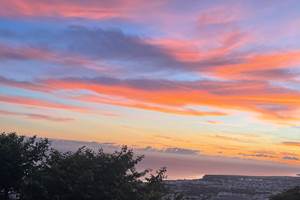 Lever de soleil aux couleurs spectaculaires sur l'océan Indien depuis la terrasse panoramique de la maison d'hôtes L’ESCAPADE BELLEPIERRE sur les hauteurs de Saint-Denis