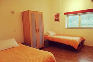 Chambre à l'étage avec deux lits simples