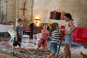 Vacances en famille au Château de Saint-Chamarand : un paradis pour les enfants avec jeux et grands espaces dans le Lot.
