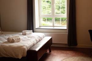 Slaapkamer met uitzicht op de Amel - Chambre à coucher avec vue sur l’Amblève - Schlafzimmer mit Amelblick - Bedroom with view over the Amblève river