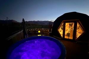Bain nordique illuminé pour une expérience nocturne encore plus envoûtante