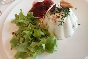 nougat glacé au chèvre frais avec ses fruits secs et sa confiture de prune
