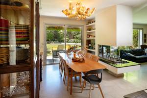 Salle à manger 12 personnes. Vue parc