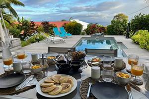 Petit-déjeuner  fait maison, face piscine et océan