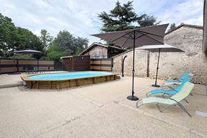 Piscine - transats - salon jardin - parasol