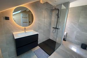 Salle de bain moderne avec douche à l'italienne et WC