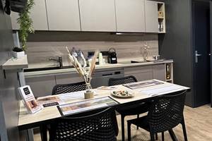 Cuisine moderne et entièrement équipée à bord du houseboat.