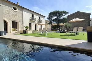 Piscine et jardin des Gîtes de Monte Blanco à Montblanc près de Pézenas – extérieur du domaine