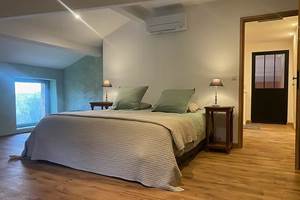 chambre-queen-size-le-gite-manoir-du-bouyssou