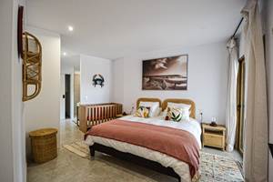 Rez-de-chaussée :  Lit 180cm et lit Bébé, pour cette chambre avec accès direct à la terrasse.
