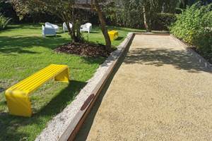 piste de pétanque avec bancs de courtoisies
