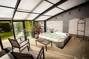 spa couvert au chaud ou decouverte pour l'été jardin et relax