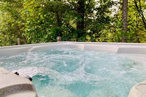 Spa privatif chauffé à 38°C vue sur la forêt