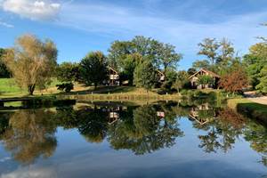 les chalets de meilhac vue du plan d'eau