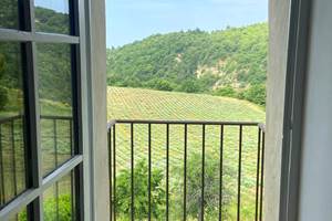 Mini-balcon de la chambre avec vue vers le champ de lavandes