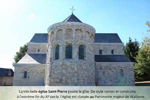 L'église classée jouxte le gîte