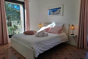 Chambre Pastelle des Gîtes de Monte Blanco près de Pézenas – lit double et décoration douce