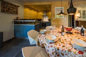 Espace repas - cuisine en arrière plan