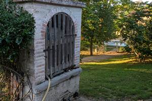 L'allée du puis qui mène à la piscine