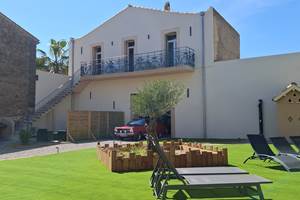 Jardin aménagé du gîte Le Ramonetage à Montblanc, proche de Béziers.