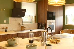 Cuisine aménagée avec vue sur le salon