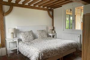 Au rez-de-chaussee, la chambre parentale 'Sous le cedre'