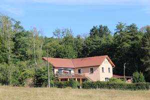 Notre maison d'hôtes située en pleine nature, en bordure de forêt, entourée de bois et de parcs, à 800m du village de Ballay situé à  5 min de Vouziers dans les Ardennes