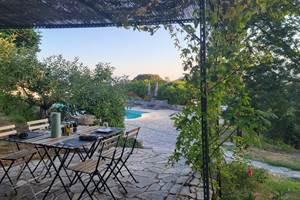 Table de déjeuner ou dîner en extérieur sous la pergola pour une soirée conviviale au Domaine Cardu.