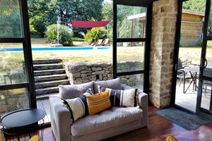 Salon avec vue sur piscine