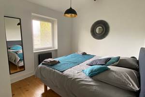 chambre-parentale-lit-double-vacances-charly-proche-lyon