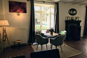 woonkamer-ambleve-rivier-oever-ecolodge