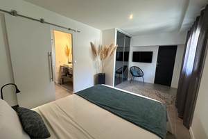 Chambre lumineuse avec vue sur la piscine, pensée pour votre confort