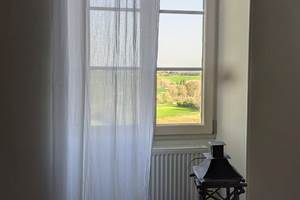 Vue depuis la suite sur le jardin du bassin à l'arrière de la chartreuse