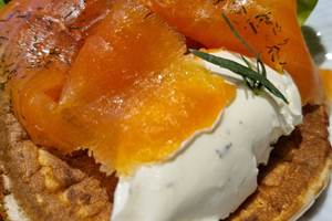 Entrée / Truite fumée du Périgord sur blinis fait maison