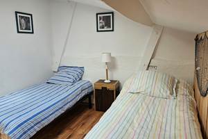 Chambre enfants à l' étage :lits 90/200