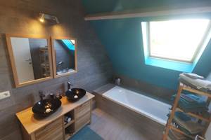 Salle de bain avec grande baignoire