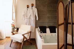 Baignoire balne´o et peignoirs