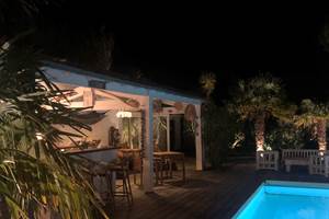 le soir , piscine et bar