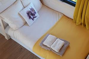 Cabane de l'Ecureuil, banquette du salon en mode couchage