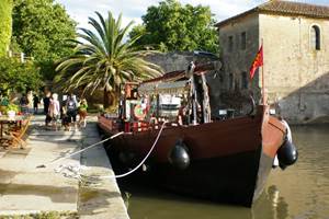 Le Somail, la capitane Gabarre en bois réplique du xix°siècle, Chapelle et pont canal  du Somail