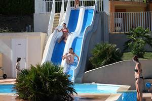 Espace aquatique avec toboggan et balnéo