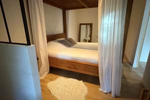 suite-parentale-baldaquin-gite-le-lijaly-bournezeau-vendee-romantique-nature.jpg