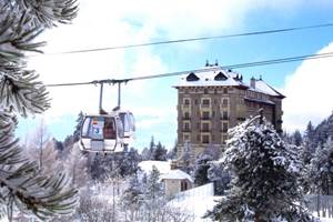 Cette saison, nouvelle télécabine Airelles Express, relie le village au pied des pistes Font Romeu Pyrénées 2000. Ouverture station du 1er décembre 2023 au 01/04/2024