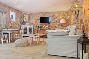 L’intérieur du duplex allie authenticité et élégance avec ses pierres apparentes  et ses matériaux naturels pour une ambiance douce et apaisante.